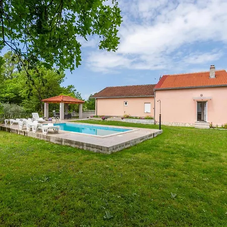 Three-bedroom In Prázdninový dům *